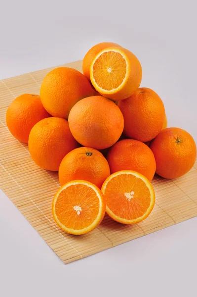 Naranjas frescas aisladas sobre el fondo gris — Foto de Stock