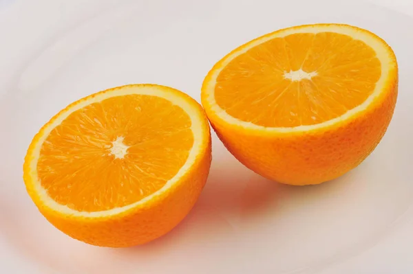 회색 배경에 고립 된 신선한 졸음 오렌지 — 스톡 사진