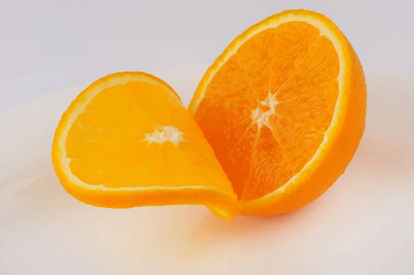 Frische geschnittene Orangen isoliert auf dem grauen Hintergrund — Stockfoto