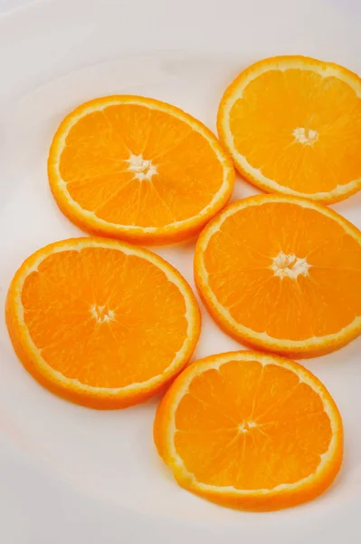 Färska sliserade apelsiner isolerade på den grå bakgrunden — Stockfoto