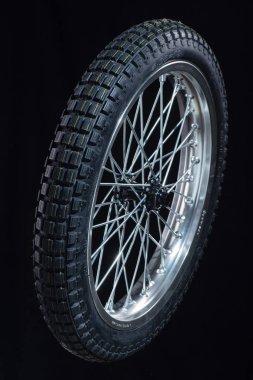 Karanlık izole arka planda elektrikli bisikletin ayrıntıları