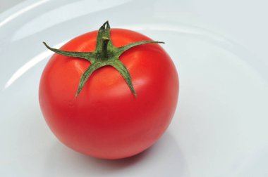 Taze domates gri arka plan izole