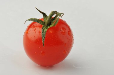 Taze domates gri arka plan izole
