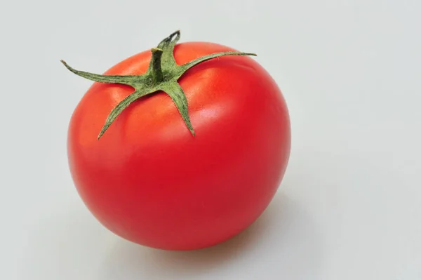 Tomate fraîche isolée sur le fond gris — Photo