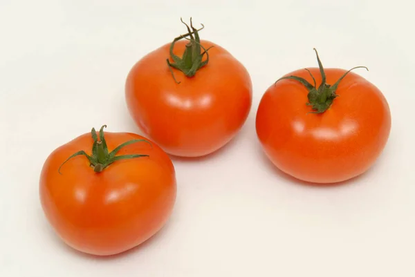 Tomates frescos isolados no fundo cinzento — Fotografia de Stock