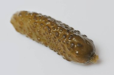 Gri arka planda izole taze dilimlenmiş yeşil turşu