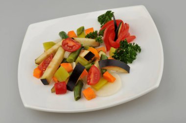 Plaka gri arka plan üzerinde farklı yeşil sebzeler