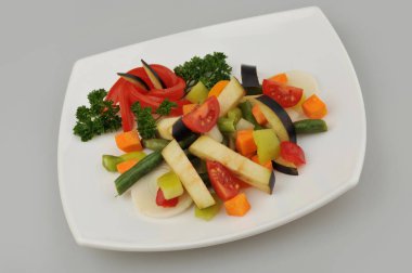 Plaka gri arka plan üzerinde farklı yeşil sebzeler