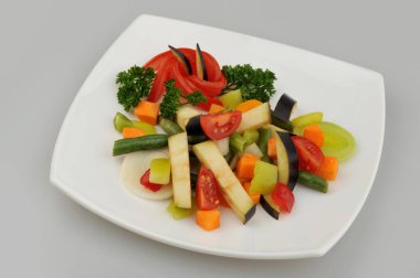 Plaka gri arka plan üzerinde farklı yeşil sebzeler