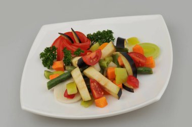 Plaka gri arka plan üzerinde farklı yeşil sebzeler