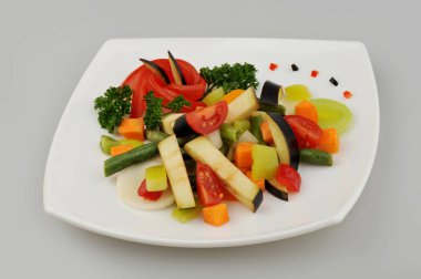 Plaka gri arka plan üzerinde farklı yeşil sebzeler