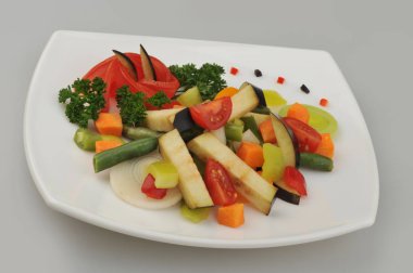 Plaka gri arka plan üzerinde farklı yeşil sebzeler