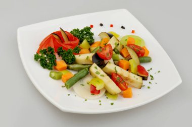 Plaka gri arka plan üzerinde farklı yeşil sebzeler