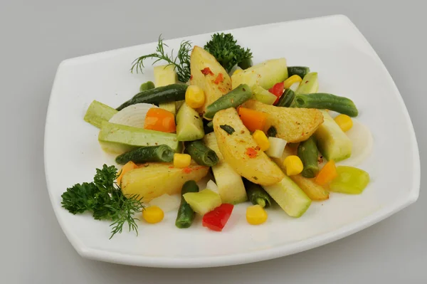 Différents légumes verts sur le fond gris plat — Photo