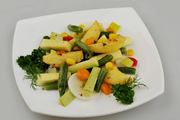 Různá zelená zelenina na desce šedé pozadí — Stock fotografie