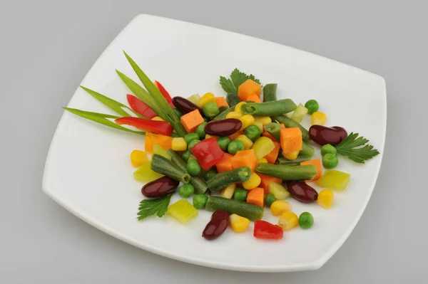 Différents légumes verts sur le fond gris plat — Photo