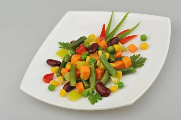 Différents légumes verts sur le fond gris plat — Photo