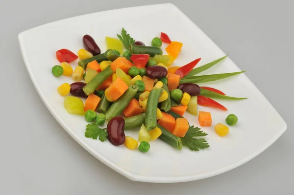 Différents légumes verts sur le fond gris plat — Photo