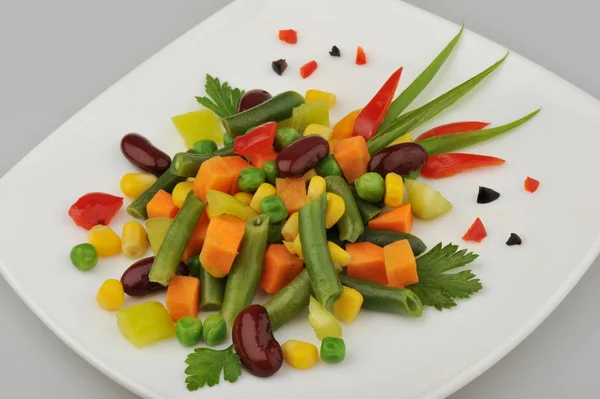 Différents légumes verts sur le fond gris plat — Photo
