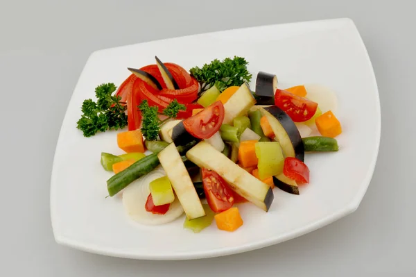 プレートグレーの背景に異なる緑色の野菜 — ストック写真