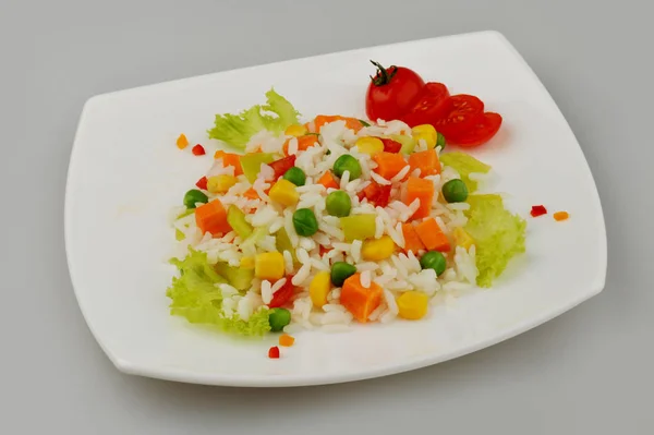 Un plato de arroz con verduras sobre fondo gris —  Fotos de Stock