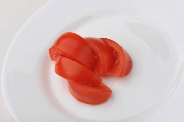 bir tabakta olgun domates dilimleri