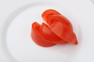 bir tabakta olgun domates dilimleri