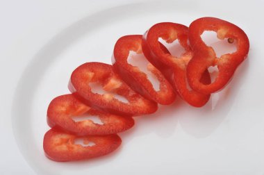 kırmızı tatlı dolmalık biber beyaz arka plan üzerinde izole. Üstten görünüm. Düz yatıyordu