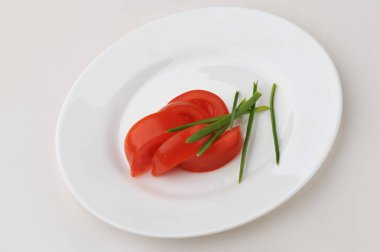 bir tabakta olgun domates dilimleri