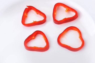 Tabakta kırmızı tatlı biber. Üst te. Düz yatıyordu