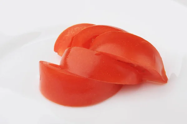 Slices of ripe tomatoes on a plate — Stock Photo, Image