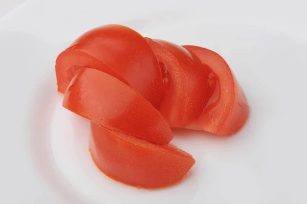 Segmenten van rijpe tomaten op een plaat — Stockfoto