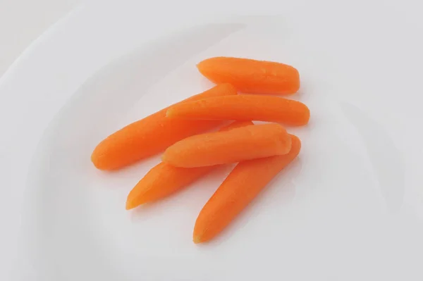 Trancher des morceaux de carottes sur une assiette — Photo