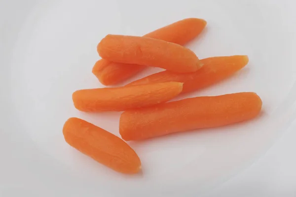 Trancher des morceaux de carottes sur une assiette — Photo