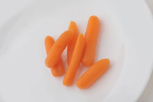 Trancher des morceaux de carottes sur une assiette — Photo