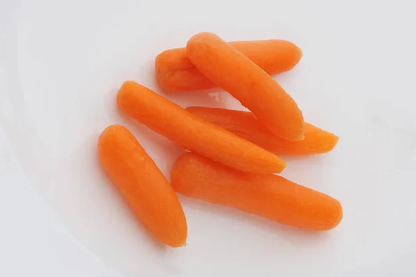 Trancher des morceaux de carottes sur une assiette — Photo