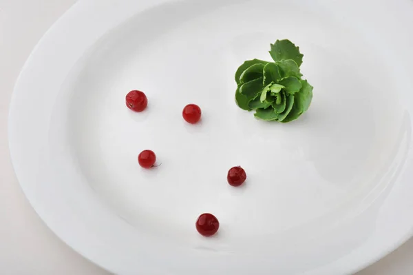 Zeleninová zelenina na velké bílé desce izolovaná na bílém pozadí — Stock fotografie