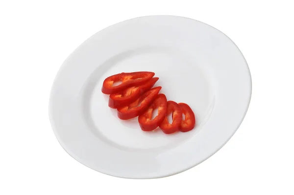 Червоний солодкий болгарський перець на тарілці ізольований на білому тлі — стокове фото