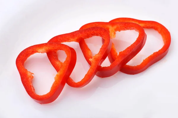 Rote süße Paprika auf dem Teller. Ansicht von oben. flache Lage — Stockfoto