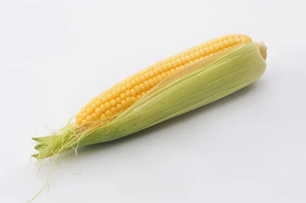 Süße reife Mais auf einem weißen isolierten Hintergrund — Stockfoto