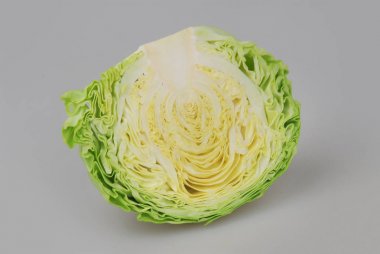 Doğranmış beyaz lahana gri arka plan üzerinde izole