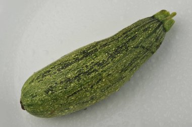 Taze kabak gri bir arka plan üzerinde izole