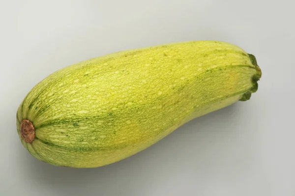 Zucchine fresche isolate su sfondo grigio — Foto Stock