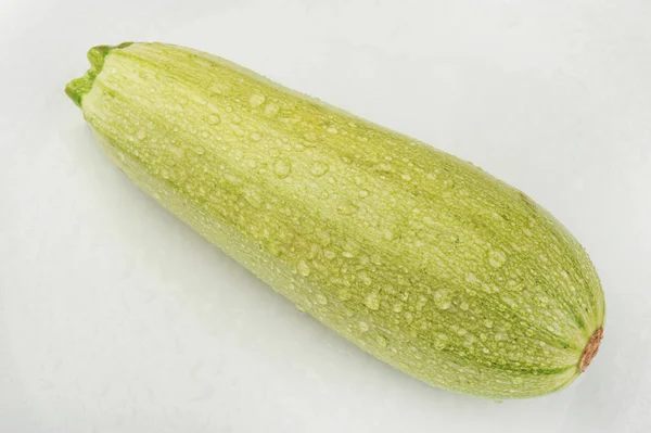 Zucchine fresche isolate su sfondo grigio — Foto Stock