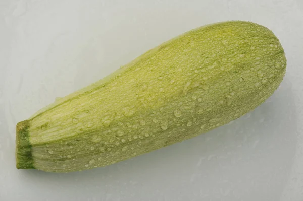 Zucchine fresche isolate su sfondo grigio — Foto Stock