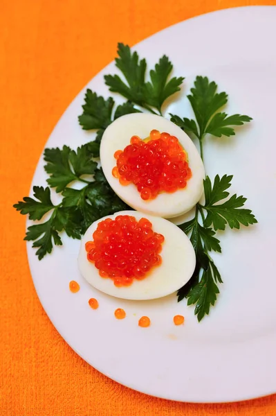 Füstölt lazac, petrezselymes dekor, tányéron töltött tojás, narancssárga háttér — Stock Fotó