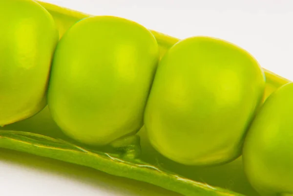 灰色の背景に隔離された新鮮な緑のエンドウ豆。マクロ撮影 — ストック写真