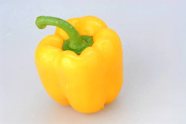 Κίτρινη πιπεριά απομονωμένη σε γκρι φόντο — Φωτογραφία Αρχείου