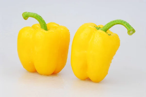 Κίτρινη πιπεριά απομονωμένη σε γκρι φόντο — Φωτογραφία Αρχείου