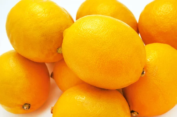 흰색 배경에 신선한 레몬의 그룹 — 스톡 사진